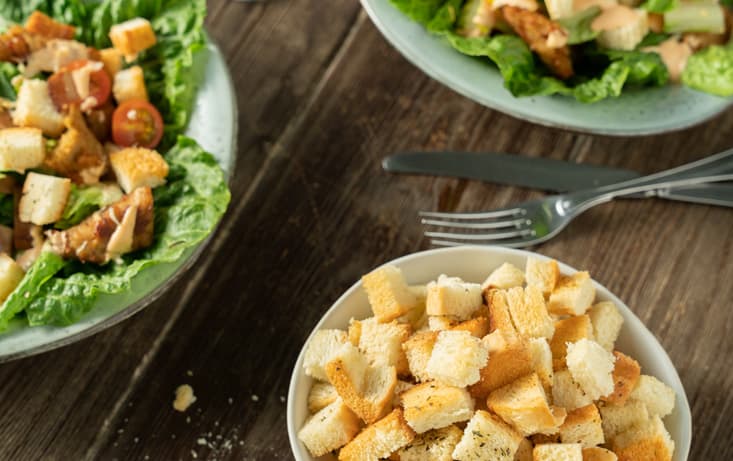 Ceasarsallad med Vegokyckling & Vegobacon - Recept | Pågen